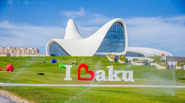В парке Центра Гейдара Алиева открылась арт-композиция I Love Baku